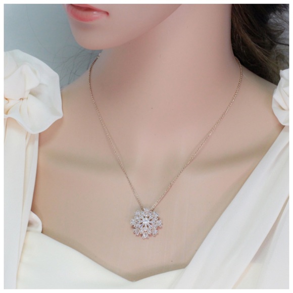 Swarovski Crystals Lendin Starburst Necklace - Picture 7 of 7